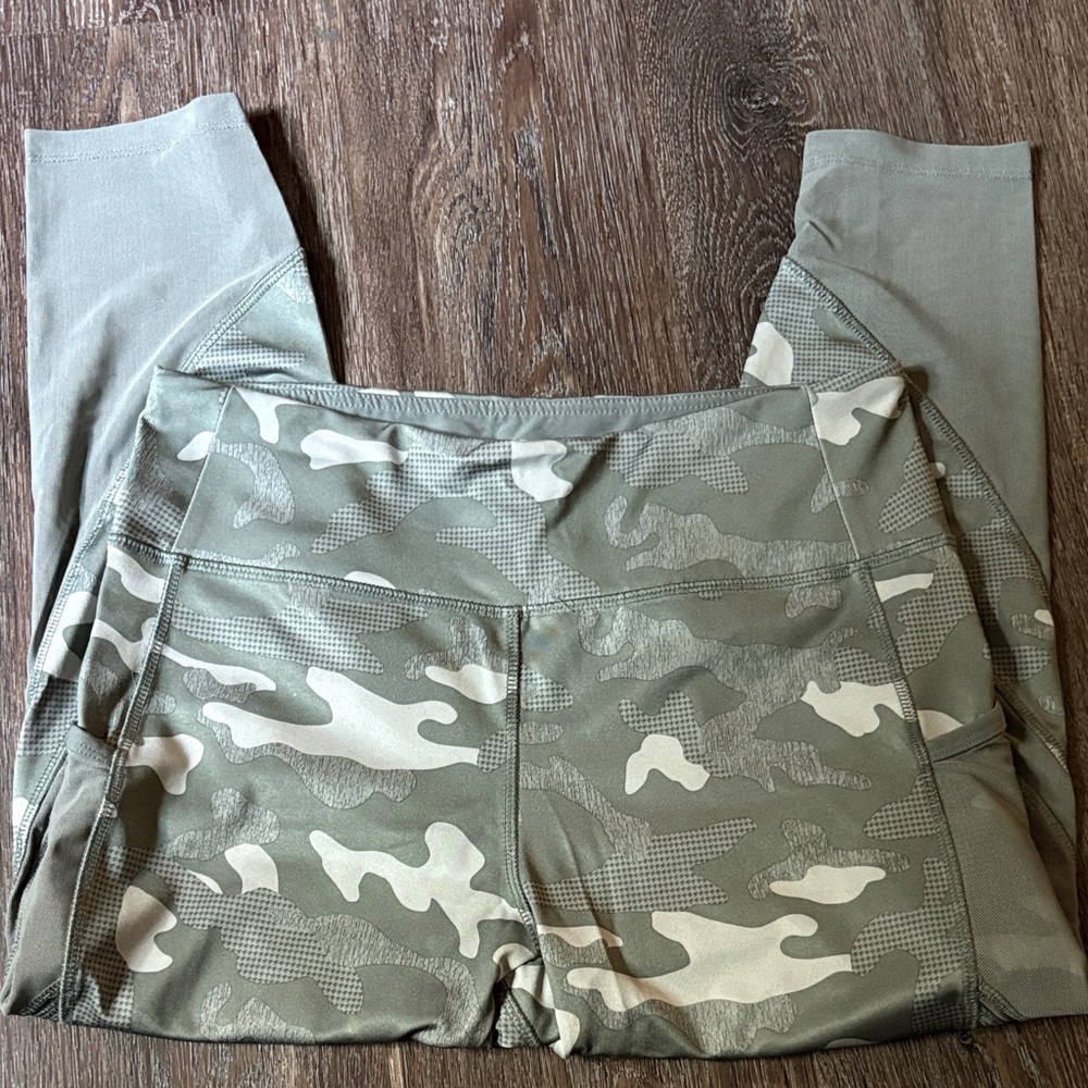 Women’s Camouflage Capri Leggings